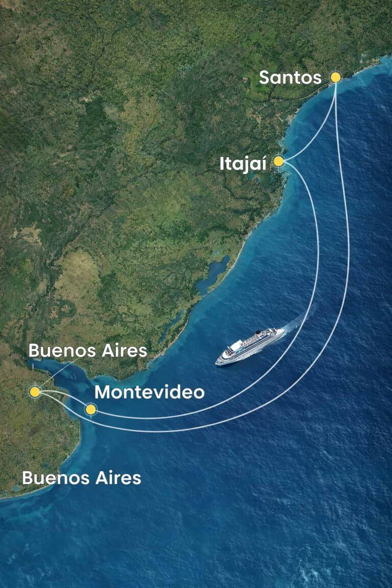 Imagen satelital del Atlántico Sur mostrando la ruta de un crucero por Sudamérica, con un pequeño barco navegando entre Santos e Itajaí en Brasil, Montevideo en Uruguay y Buenos Aires en Argentina, conectados por líneas curvas sobre el océano azul.