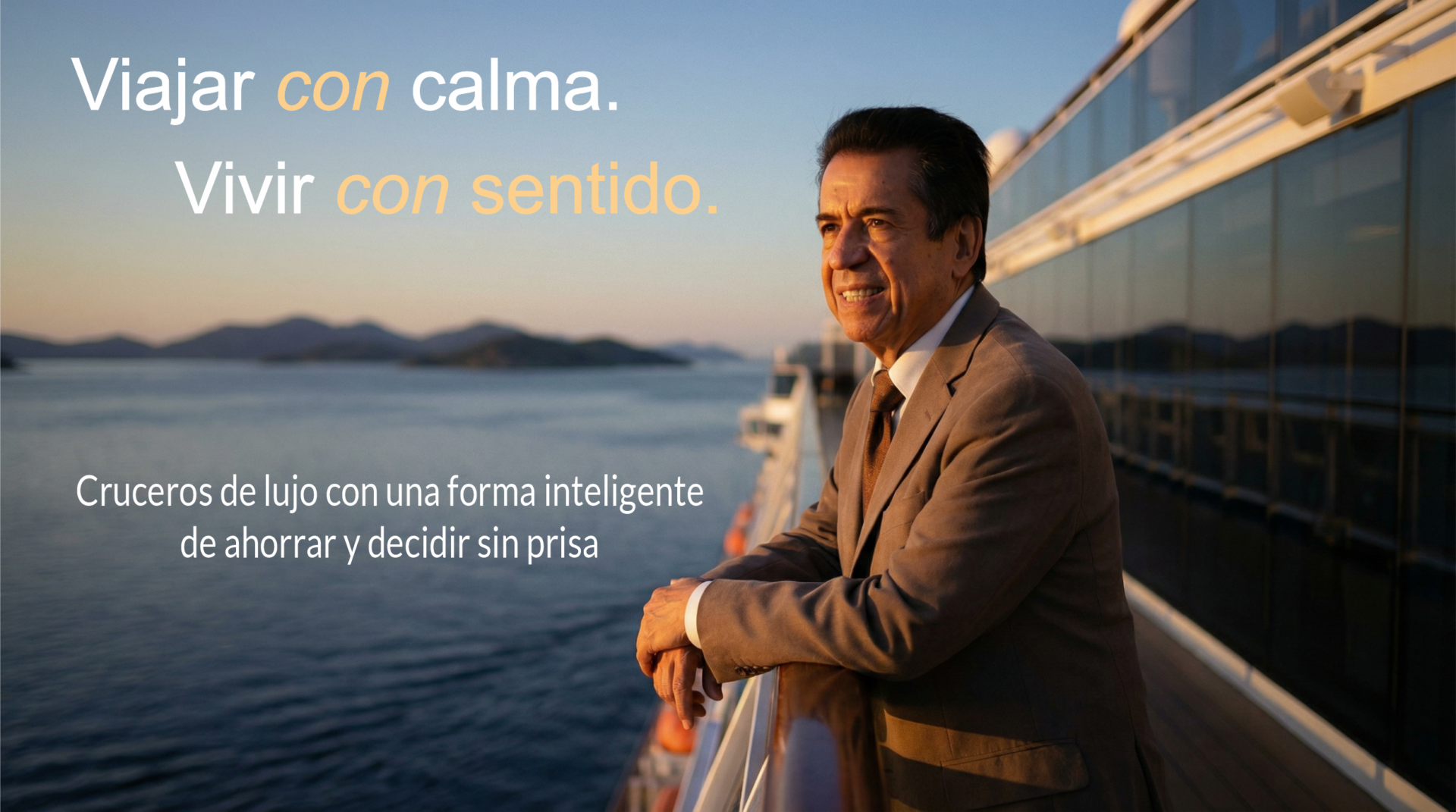 Hombre viendo al horizonte viajando en crucero de lujo